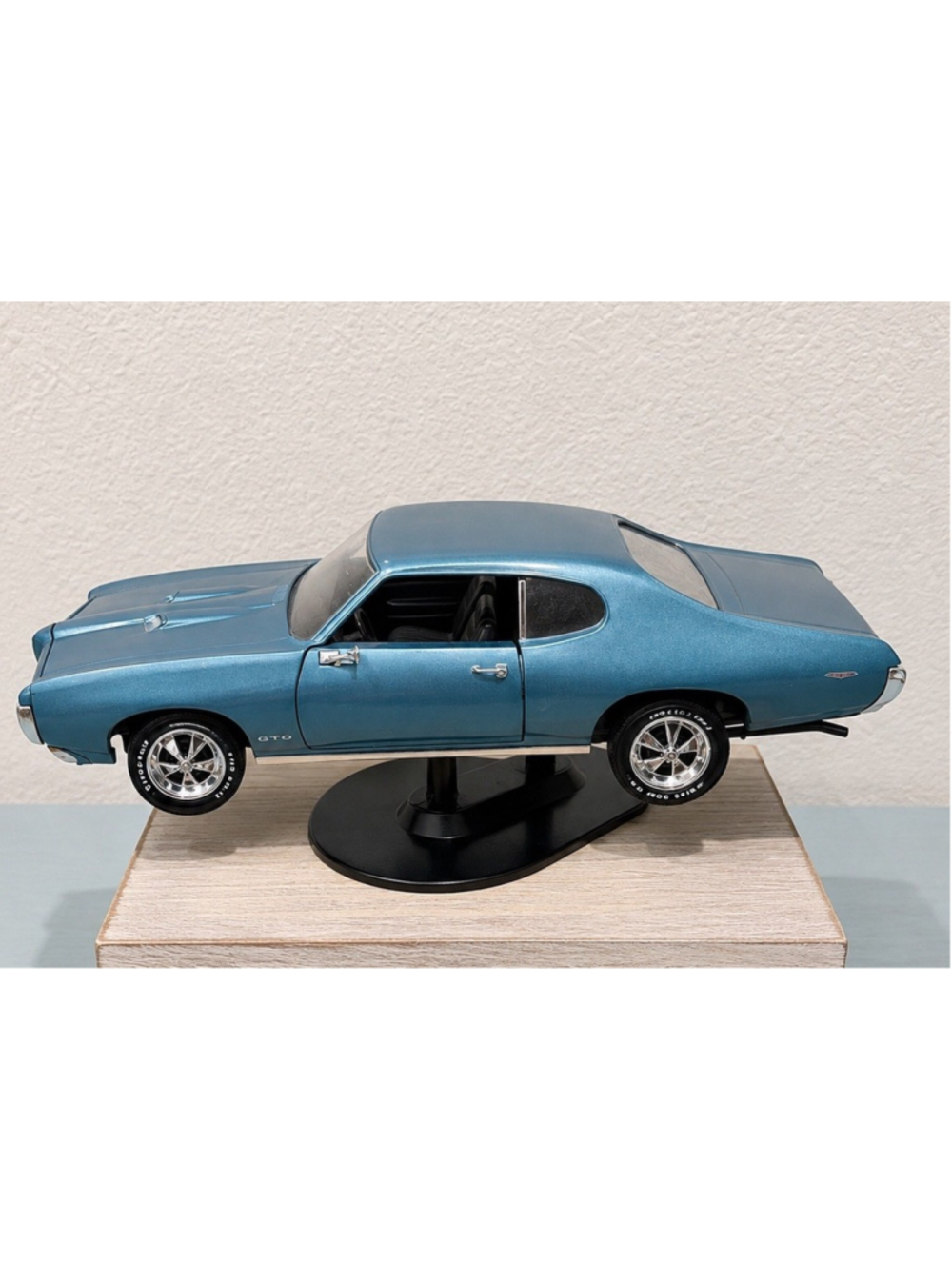 ERTL American Muscle 1969 Pontiac GTO 1:18 Diecast Blue Opening Parts
